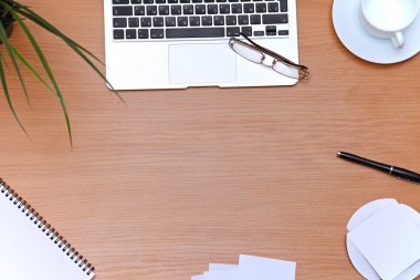 Ofis masaları ile laptop, not defteri. Yukarıdan kopya alanı ile göster