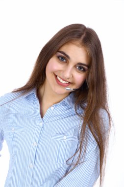 Neşeli genç destek telefonu operatörü kulaklık gülümseyen portresi