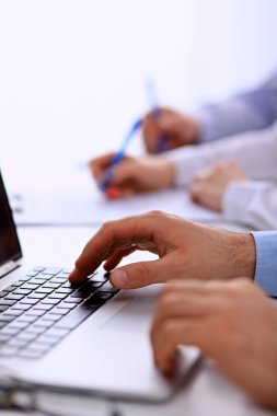 Ofiste birlikte çalışan bir grup iş adamı.