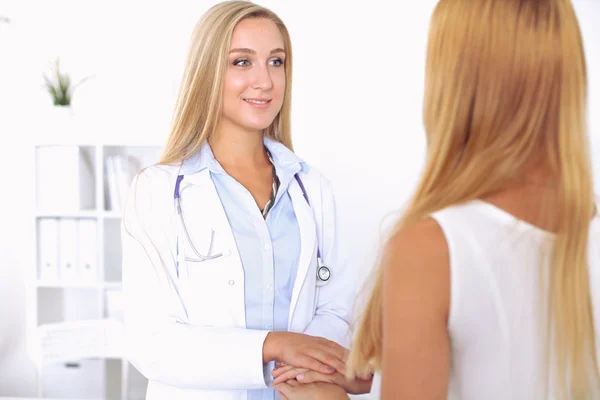 Médico de confianza mirando al paciente mientras habla con ella — Foto de Stock