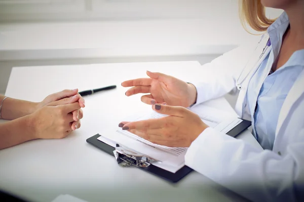 Doctor and patient in hospital — Stock Photo, Image