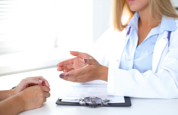 Doctor and patient in hospital — Stock Photo, Image