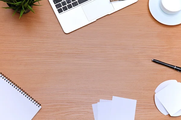 Ofis masaları ile laptop, not defteri. Yukarıdan kopya alanı ile göster