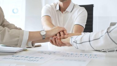 İş adamlarının iş yeri belgelerini teslim etmesi, işbirlikçi ruhu sembolize etmesi ve işyerindeki başarıyı paylaşması, görüşü kapatması.