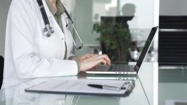 Tıbbi veri girişi, dijital sağlık kaydı yönetimi ve çevrimiçi hasta danışmanlığı için dizüstü bilgisayar kullanan sağlık uzmanı. Tıp konsepti
