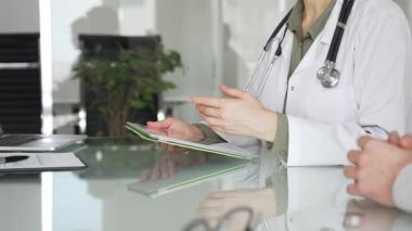 Doktor kadın tablet üzerinde çalışıyor, tıbbi muayenede hasta bilgilerini giriyor. Tıp, sağlık ve bilim konsepti.