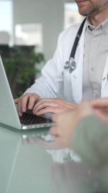 Tıbbi doktor muayene sırasında hastaya test sonuçlarını açıklıyor, dijital sağlık kayıtları ve bilgi için dizüstü bilgisayar kullanıyor. Tıp, sağlık ve bilim konsepti