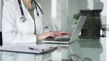 Tıbbi veri girişi, dijital sağlık kaydı yönetimi ve çevrimiçi hasta danışmanlığı için dizüstü bilgisayar kullanan sağlık uzmanı. Tıp konsepti