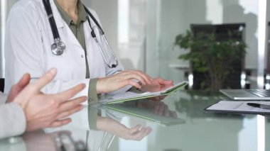 Doktor kadın tablet üzerinde çalışıyor, tıbbi muayenede hasta bilgilerini giriyor. Tıp, sağlık ve bilim konsepti.