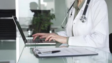 Tıbbi veri girişi, dijital sağlık kaydı yönetimi ve çevrimiçi hasta danışmanlığı için dizüstü bilgisayar kullanan sağlık uzmanı. Tıp konsepti