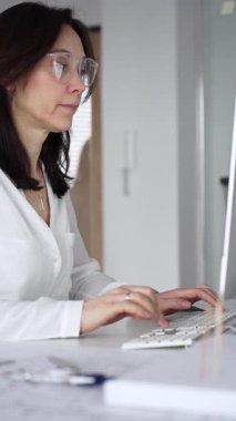 Mimar el çizimi planlar, bina modelleri tasarlama, yaratıcı inşaat projeleri mühendisliği ve kentsel planlama üzerine çalışma. İş ve mimari kavramı