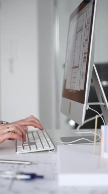 Profesyonel mimar, modern bir ofiste pusula ve cetvelle mimari planlar tasarlıyor. İş ve mimari kavramı