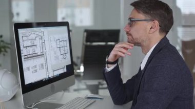 Mimar adam bilgisayarda inşaat planları çiziyor, yeni bina mimarisi tasarlıyor. Mühendislik, geliştirme ve planlama konsepti. İş ve mimari kavramı