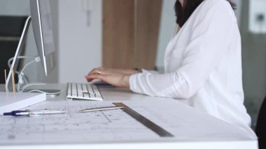 Profesyonel mimar, modern bir ofiste pusula ve cetvelle mimari planlar tasarlıyor. İş ve mimari kavramı