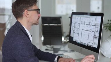 Mühendis, mimari planlama ve gayrimenkul geliştirme üzerine kurulu kaba yazılım üzerine modern bir bina planı tasarlıyor. İş ve mimari kavramı