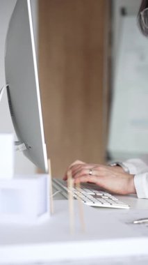 Profesyonel mimar, modern bir ofiste pusula ve cetvelle mimari planlar tasarlıyor. İş ve mimari kavramı