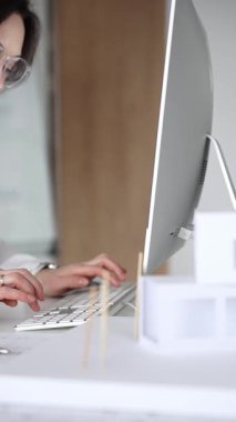 Profesyonel mimar, modern bir ofiste pusula ve cetvelle mimari planlar tasarlıyor. İş ve mimari kavramı