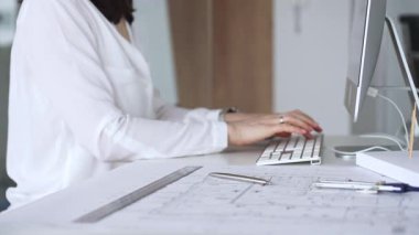 Profesyonel mimar, modern bir ofiste pusula ve cetvelle mimari planlar tasarlıyor. İş ve mimari kavramı