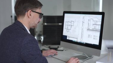 Mühendis, mimari planlama ve gayrimenkul geliştirme üzerine kurulu kaba yazılım üzerine modern bir bina planı tasarlıyor. İş ve mimari kavramı