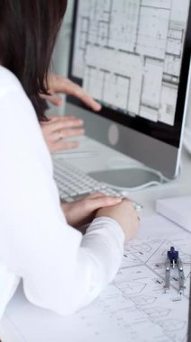 Dijital ve fiziksel yapı planlarını inceleyerek, mimari tasarım projesinde işbirliği yapan mühendislik uzmanları. İş adamları ve mimari konsepti