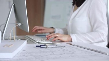 Profesyonel mimar, modern bir ofiste pusula ve cetvelle mimari planlar tasarlıyor. İş ve mimari kavramı