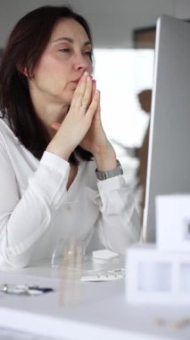 Mimari proje planlayan kadın, planlar ve bilgisayar üzerinde çalışıyor. Modern mimarlık bürosu