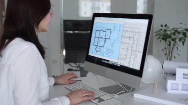 Mimarın bilgisayarda bina planları tasarlaması, mühendislik projeleri ve mimari modeller üzerinde işbirliği yapması. İş ve mimari kavramı