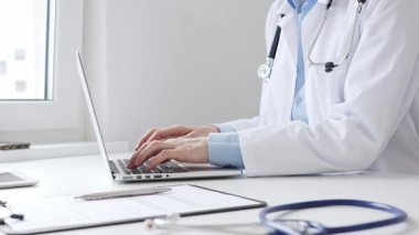 Doktor kadın bilgisayarında steteskop, tıbbi kayıt ve kalemle parlak bir sağlık hizmetleri teknolojisi ve tıbbi dokümantasyon sergiliyor. Tıp konsepti.