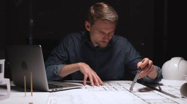 Mimari, profesyonel inşaat planlarını ve mühendislik planlarını geliştiriyor, özenle çiziyor, akşam saatlerinde üretken kalıyor.