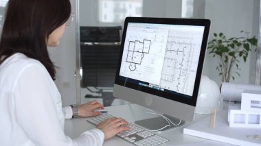 Mimarın bilgisayarda bina planları tasarlaması, mühendislik projeleri ve mimari modeller üzerinde işbirliği yapması. İş ve mimari kavramı