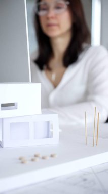 Mimar el çizimi planlar, bina modelleri tasarlama, yaratıcı inşaat projeleri mühendisliği ve kentsel planlama üzerine çalışma. İş ve mimari kavramı