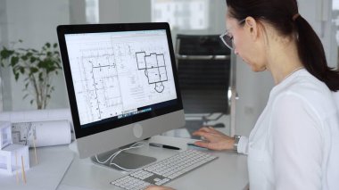 Kadın mimar bilgisayarda mimari projeler tasarlıyor, planlar, inşaat planları ve 3D modeller yapıyor. İş ve mimari kavramı