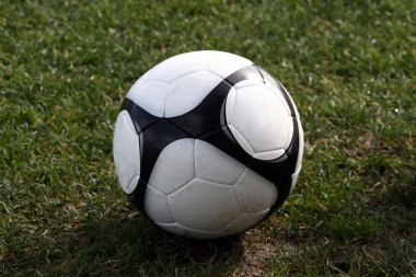 çim futbol sahası, futbol topu