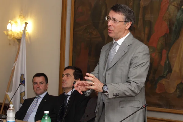 April 14, 2005. Italy: The magistrate Raffaele Cantone at the meeting of the Rotary Club speaks about mafia and corruption in Cassino — Stock Photo, Image