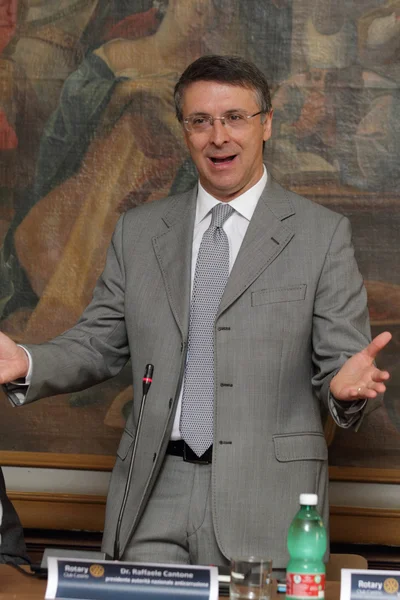 14 de abril de 2005. Italia: El magistrado Raffaele Cantone en la reunión del Rotary Club habla de la mafia y la corrupción en Cassino — Foto de Stock