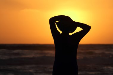 bir yaz akşamı ışığa karşı kadın profili