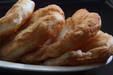 yumuşak ve çıtır çıtır kızarmış pizza ile tepsi