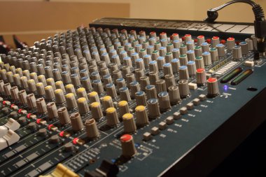 karıştırıcı ses düğmeleri ile