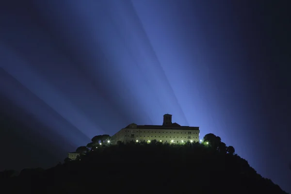 La abadía de Montecassino iluminada de noche — Foto de Stock