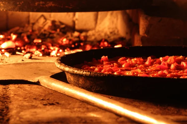 Pizza con tomates en el horno listo para cocinar —  Fotos de Stock