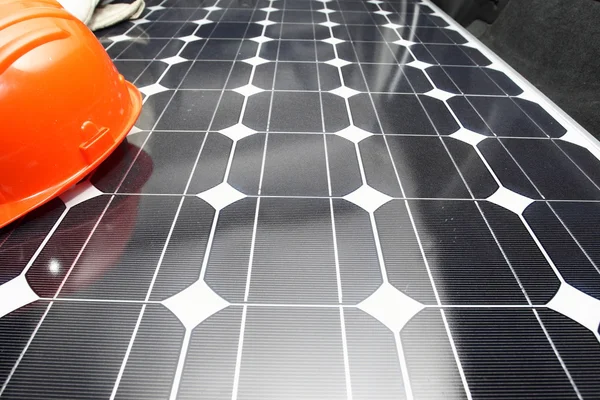 Panel fotovoltaico con casco Worker — Foto de Stock