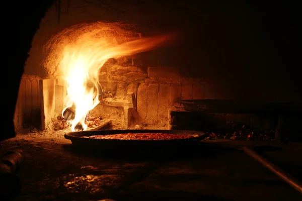 Pizza con pomodori in forno pronta per essere cotta — Foto Stock