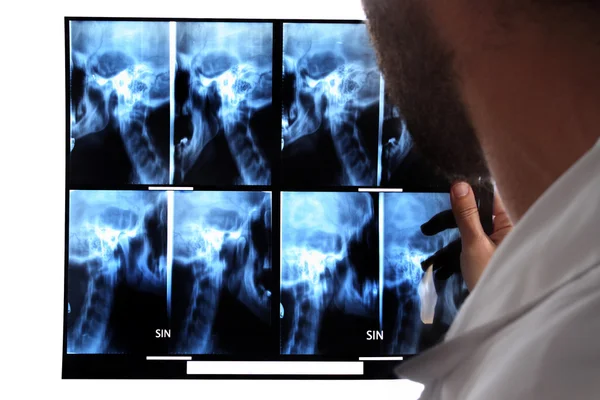 Doktor MRI görünüyor
