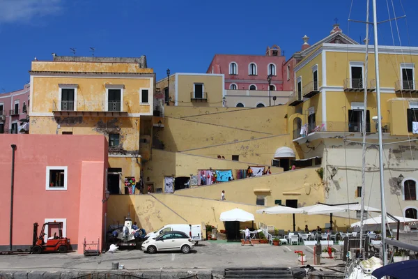 Bunte Häuser auf der Insel Ventotene — Stockfoto