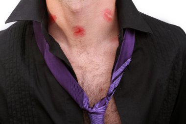 ruj boynundaki öpücük