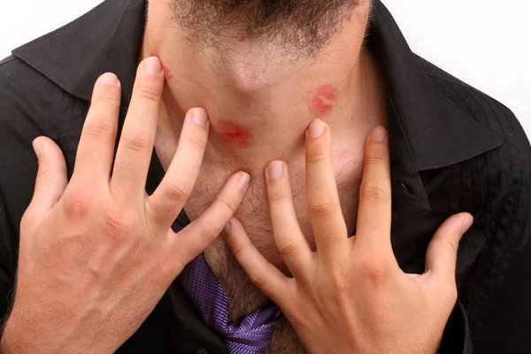 Besos en el cuello con lápiz labial — Foto de Stock