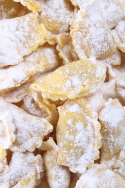 un içinde batırılmış taze mantı