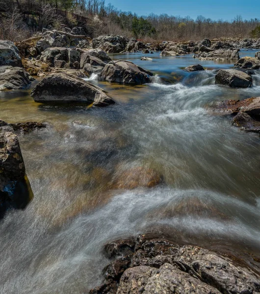 ABD 'nin Missouri eyaletinde, Johnson' daki Black River 'da küçük su akıntıları kapanır.