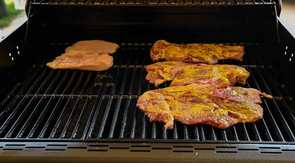 Pazar öğleden sonra barbeküde domuz bifteği ve tavuk..