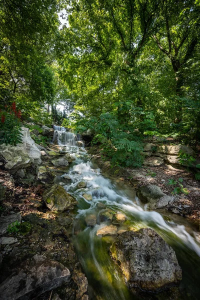 Yaz mevsiminde Forest Park, St Louis, Mo 'da sular düşer.